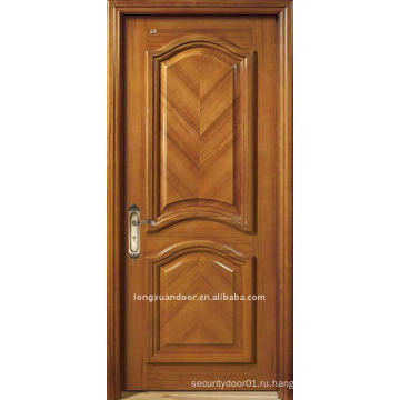 Дверь из массивной древесины. Открытая дверь.